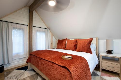 The Fives - 22455 Zen Heights Luxury Japandi Cabin in Bristol (TN)