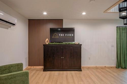 The Fives - 22455 Zen Heights Luxury Japandi Cabin in Bristol (TN)