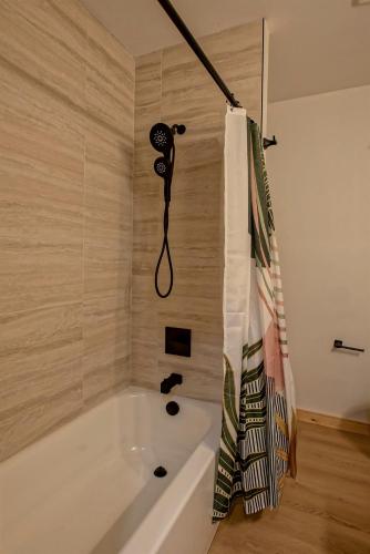 The Fives - 22455 Zen Heights Luxury Japandi Cabin in Bristol (TN)