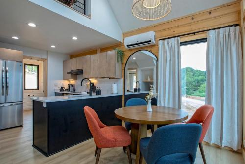 The Fives - 22450 Cloud View Luxury Japandi Cabin in Bristol (TN)