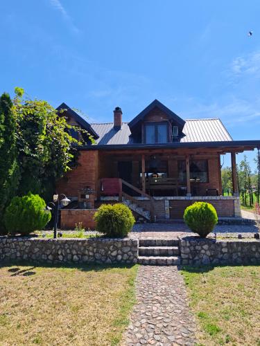 Vukova brvnara in Podnemić