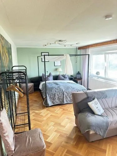 Pension FAULPELZ - Budget Apartment mit Küche, Badewanne, Parkplatz in Niederorschel, Deutschland