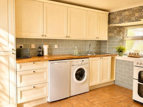 Зручності, Spacious 2 Bedroom Cottage - Biggar in Біггар