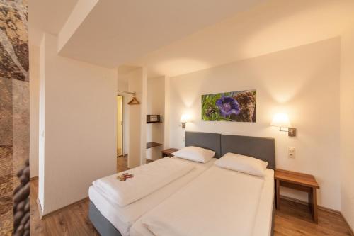 1 double bed, 2 twin beds