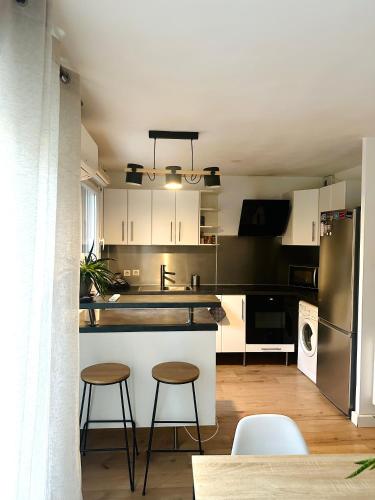 Appartement Calme avec Clim, Balcon et Parking Ovalie