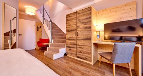 1 double bed, 2 twin beds