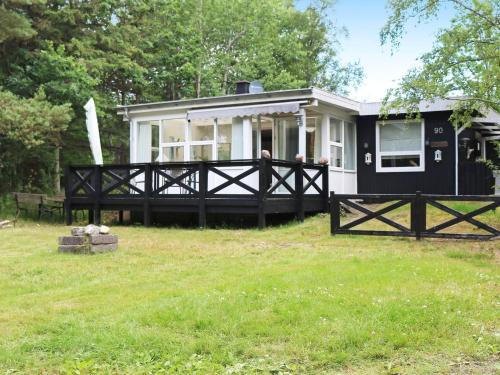 2 bedrooms, 6 beds