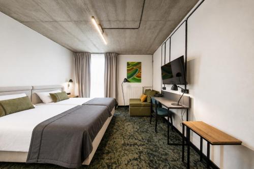 2 twin beds, 1 sofa bed