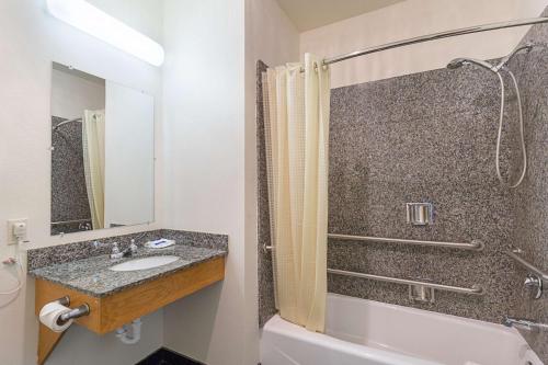 Budget Inn Ganado - 화장실