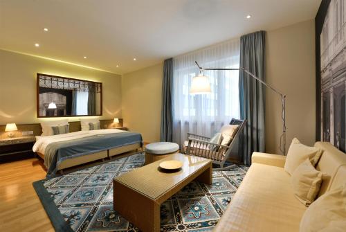Best Western Premier Hotel Victoria Room Type - King Suite with Whirlpool - Non-Smoking
