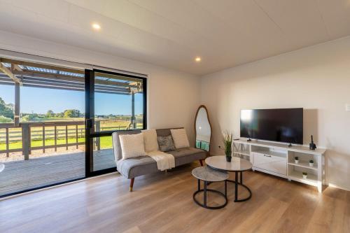 Charming 3-Bedroom Farm Stay Cabin in Kingseat in Karaka