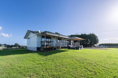 Charming 3-Bedroom Farm Stay Cabin in Kingseat in Karaka
