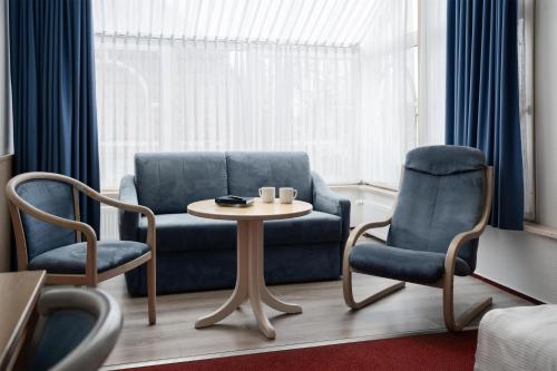 2 twin beds, 1 sofa bed