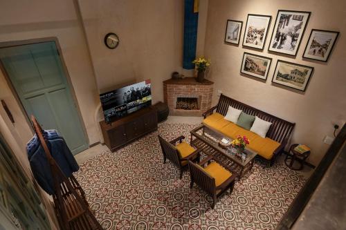 Shared lounge/TV area, Hanoi French Villa Loft with Balcony & Bathtub in Hoan Kiem District - Ngoc Son Temple