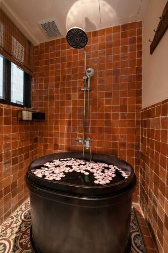Hot tub, Hanoi French Villa Loft with Balcony & Bathtub in Hoan Kiem District - Ngoc Son Temple
