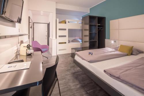 3 twin beds