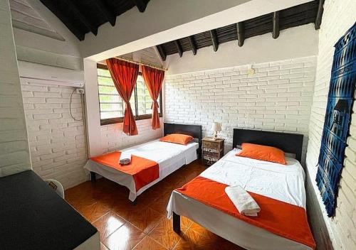 2 bedrooms, 4 beds