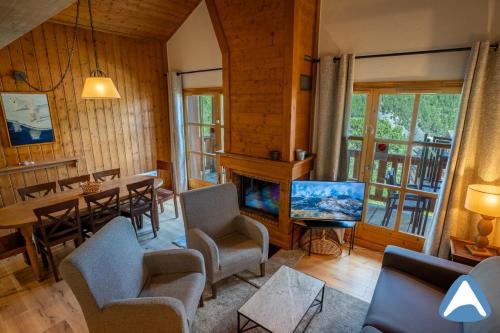 Beautifully Renovated 3 Bedroom Apartment - Arc 1950