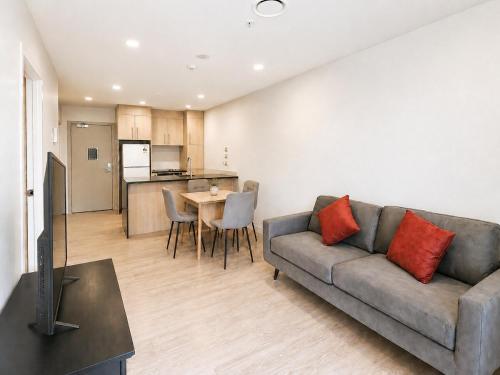 High-Floor 2BR Steps from Sky Tower w Pool n Gym
