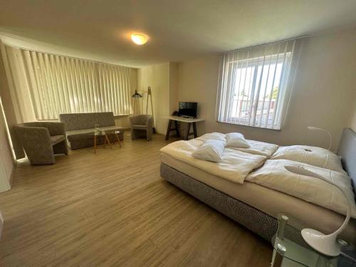 1 queen bed, 1 sofa bed