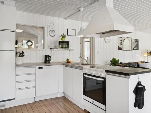 keuken, Holiday Home Kalevi - 900m from the sea by Interhome in Vaeggerlose