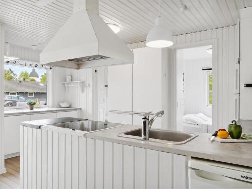 keuken, Holiday Home Kalevi - 900m from the sea by Interhome in Vaeggerlose