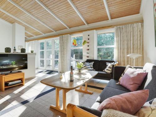  Holiday Home Reinbald - 1km from the sea by Interhome in Mølby