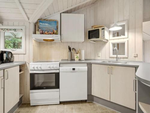  Holiday Home Alaine - 850m from the sea by Interhome in Mølby