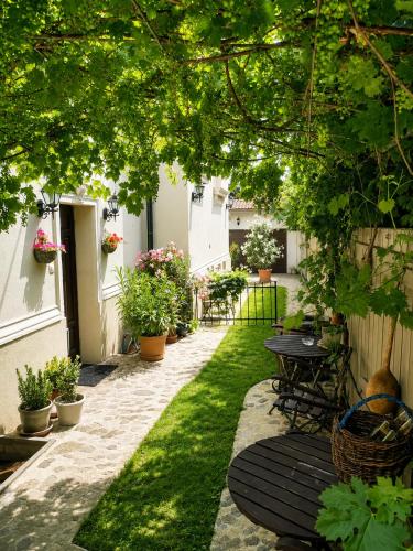 Kúria Apartman Budapest with free parking Room Type - One-Bedroom Apartment