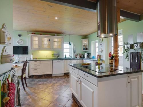 köök, Holiday Home Delina - 200m from the sea by Interhome in Harpelunde