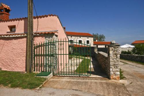Iekārtas, House Orihi in Orihi