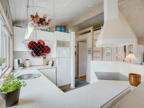 Konyha, Holiday Home Aameek - 3km from the sea by Interhome in Norklit