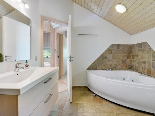 Bathroom, Holiday Home Agved - 1-5km from the sea by Interhome in Hals