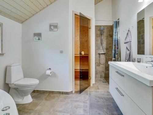 Bathroom, Holiday Home Agved - 1-5km from the sea by Interhome in Hals