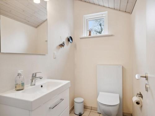 Bathroom, Holiday Home Stillfrieda - 150m from the sea by Interhome in Hals