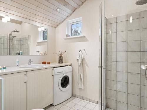 Bathroom, Holiday Home Stillfrieda - 150m from the sea by Interhome in Hals
