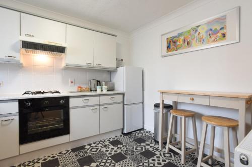 Air Maison - One Bedroom Retreat with Private Garden and Parking - image 5