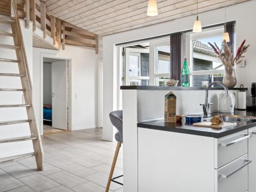 virtuve, Holiday Home Hakan - 900m from the sea by Interhome in Sydals