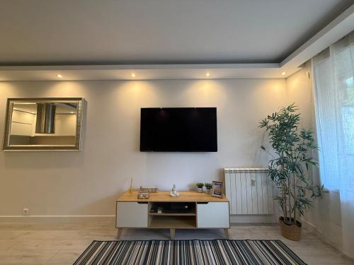 Modern Apartment with Private Parking