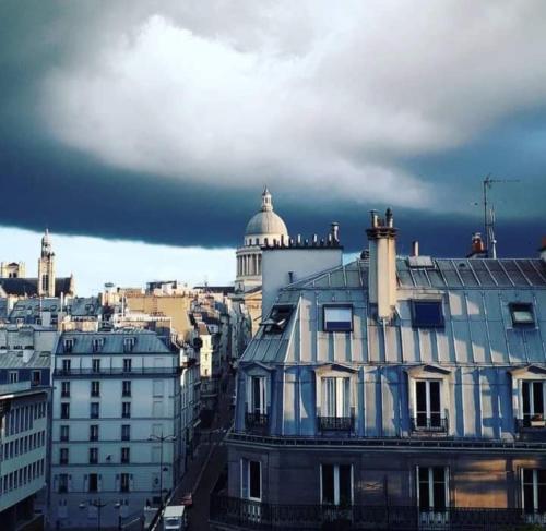 Vue sur Paris Coeur historique Charmant Nid contemporain équipé Ascenseur Climatisation