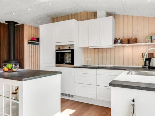 廚房, Holiday Home Helmtrud - 700m from the sea by Interhome in 辛度斯