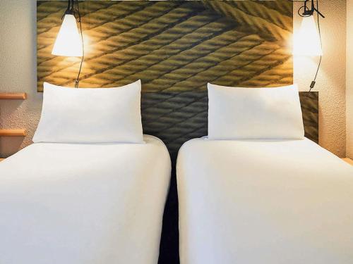 2 twin beds