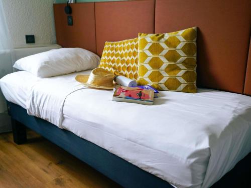 1 double bed, 1 twin bed