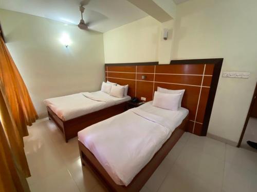 1 double bed, 1 twin bed