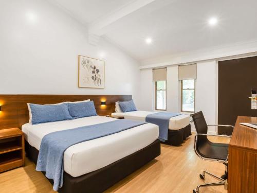1 queen bed, 1 twin bed