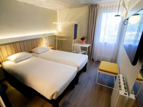 2 twin beds