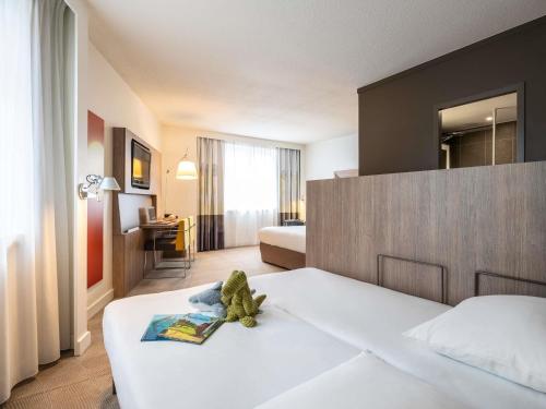 1 queen bed, 2 twin beds