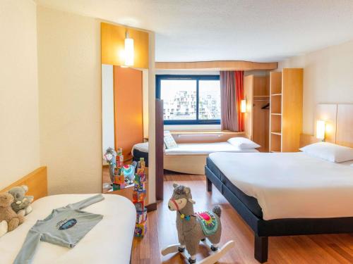 ibis Paris 17 Clichy-Batignolles (ex Berthier) Room Type - Room with 1 Double Bed and 2 Single Beds