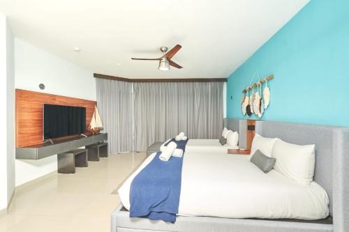 Mareazul Luxury Condo Beach & Resort Pools