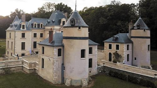 Exterior view, La Bourgogne - Grange Arthuis in Lavau (Burgundy)